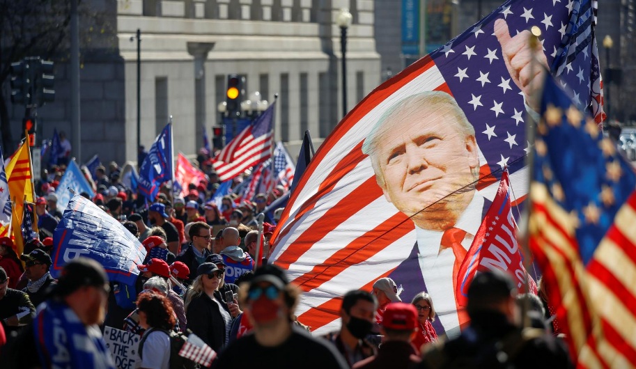 Những người ủng hộ ông Trump xuống đường biểu tình tại thủ đô Washington hôm 14/11.