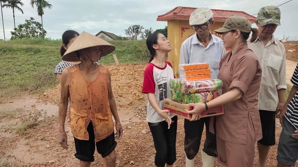 Những đôi chân già nua dính đầy bùn đất là động lực để các chị quên đi mệt nhọc (Ảnh nhân vật cung cấp)