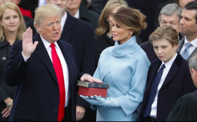 Đối với lễ tuyên thệ nhậm chức tại Lễ nhậm chức, đệ nhất phu nhân đã bất chấp cái lạnh của Washington trong một chiếc váy cashmere màu xanh da trời và phù hợp với găng tay da lộn của nhà thiết kế Ralph Lauren cho buổi lễ tuyên thệ nhậm chức của Trump. Ảnh: AFP