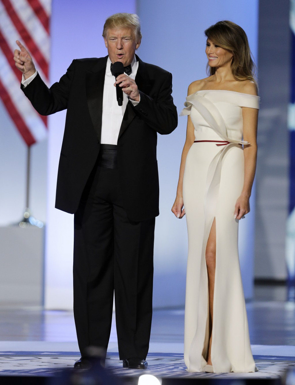 Melania Trump mặc một chiếc váy trắng do Hervé Pierre tạo ra tại Lễ hội Tự do Nhậm chức năm 2017. Ảnh: Reuters