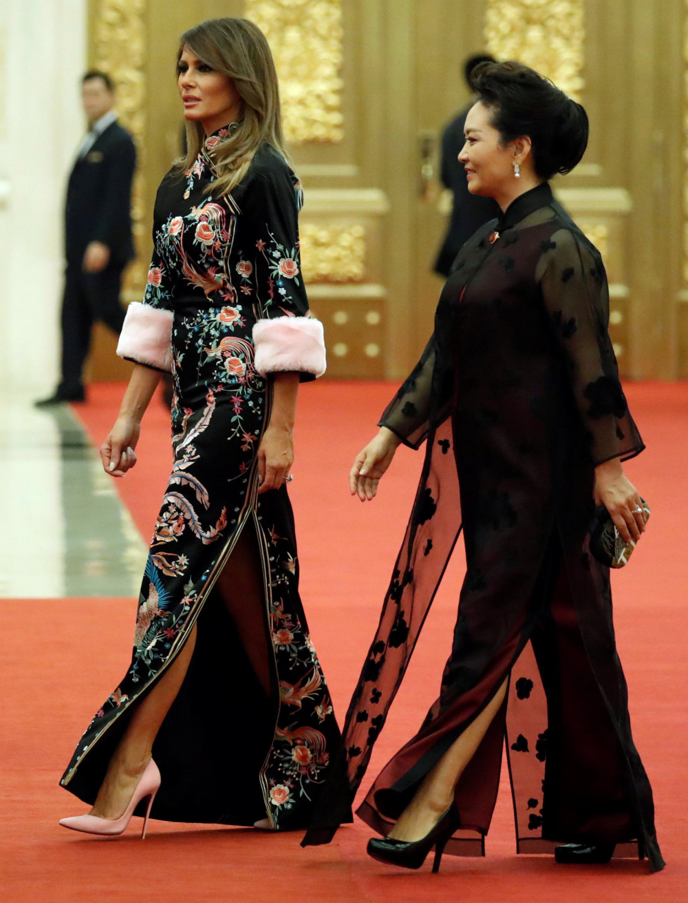 Melania Trump mặc một chiếc váy Gucci trong một bữa tối cấp nhà nước tại Đại lễ đường Nhân dân ở Bắc Kinh năm 2017. Ảnh: Reuter