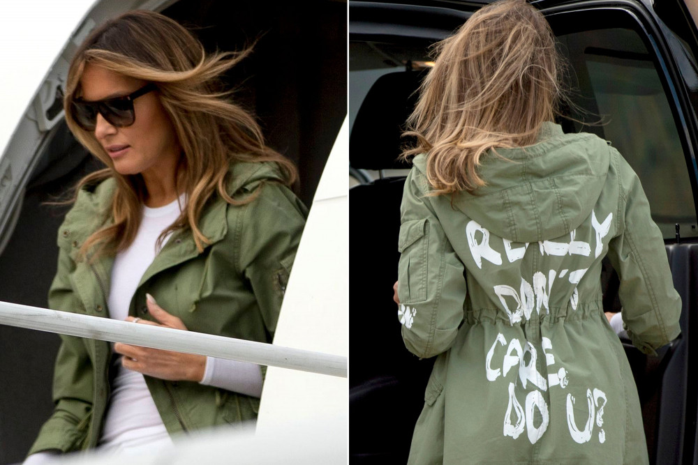 à? ” khiến cả thế giới choáng váng. Ảnh: Reuters  Melania Trump khiến cả thế giới choáng váng khi mặc chiếc áo khoác Zara có in dòng chữ “Tôi thực sự không quan tâm. Làm bạn à? ” trên đường đến thăm trẻ em nhập cư tại một trại giam ở biên giới Mỹ-Mexico. Theo các báo cáo, cuộc tấn công nhắm vào phương tiện truyền thông tin tức giả. Đây là trường hợp hiếm hoi trong đó cô ấy công khai sử dụng quần áo của mình để gửi một tin nhắn (và cũng là lần hiếm hoi cô ấy nhìn thấy cô ấy trong một thương hiệu đường phố “rẻ và sang trọng”).