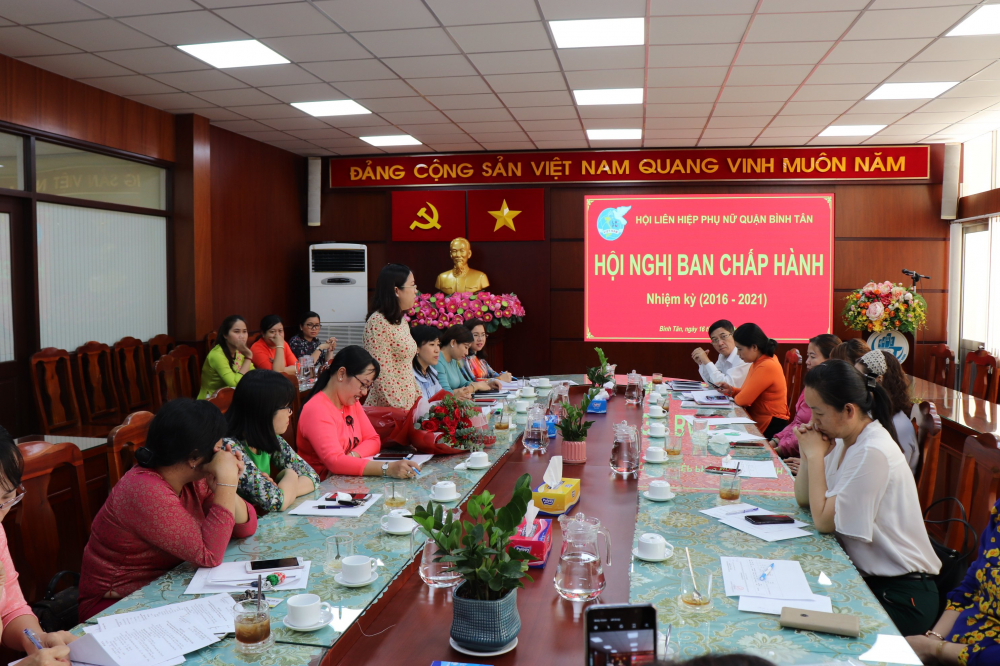 Bà Huỳnh Đặng Hà Tuyên phát biểu khi nhận nhiệm vụ mới. 