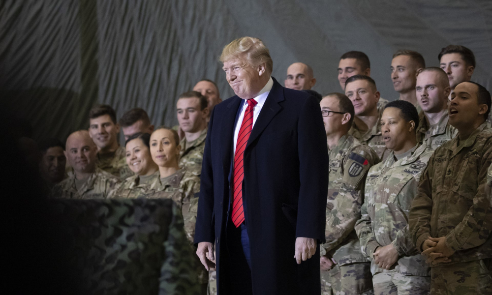 Tổng thống Donald Trump bất ngờ đến thăm binh sĩ Mỹ đồn trú tại Sân bay Bagram (Afghanistan) trong ngày Lễ Tạ ơn năm 2019 - Ảnh: AP