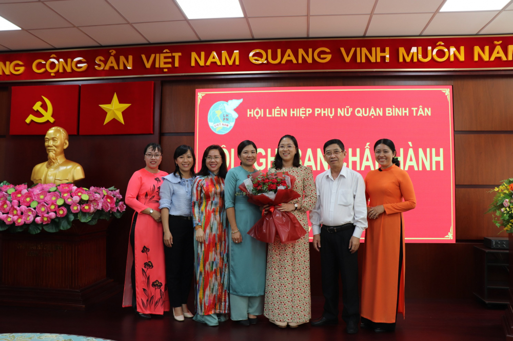 Bà Huỳnh Đặng Hà Tuyên (thứ 3, từ phải qua) là tân Chủ tịch Hội LHPN quận Bình Tân. 