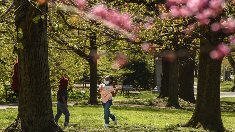 Trẻ em đeo khẩu trang chơi đùa tại Công viên Prospect quận Brooklyn Thành phố New York - Ảnh: Getty Images