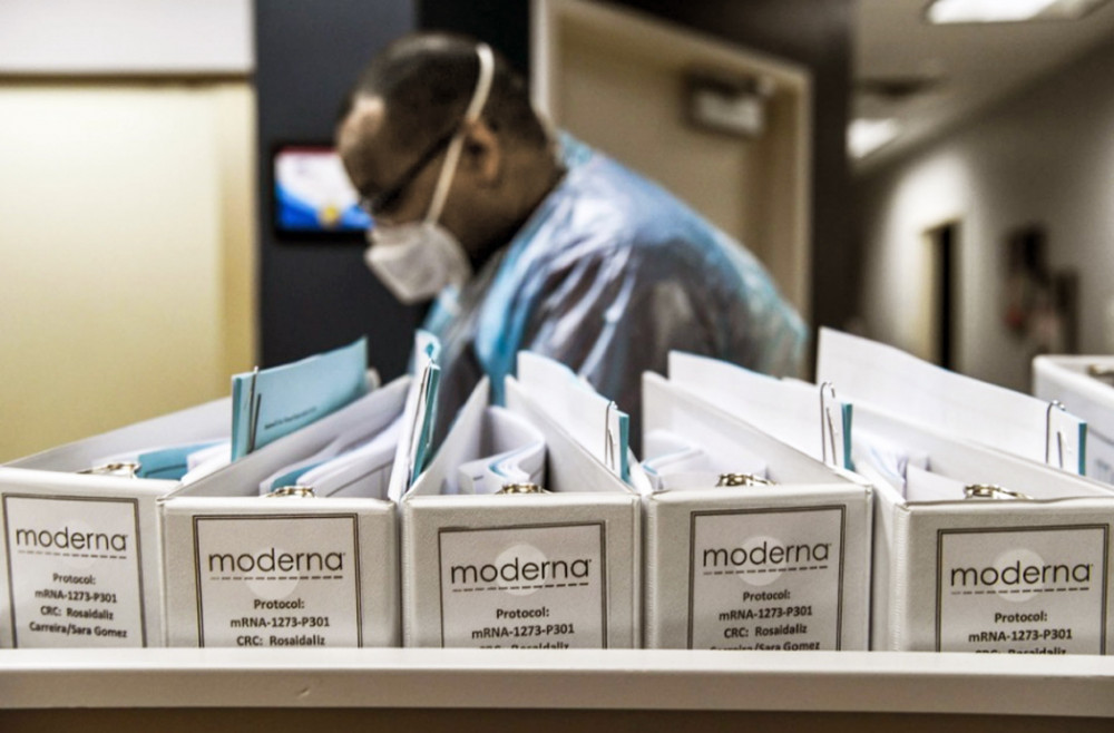 Hồ sơ của vắc-xin COVID-19 Moderna được lưu giữ tại Trung tâm Nghiên cứu Hoa Kỳ ở Florida - Ảnh: AFP
