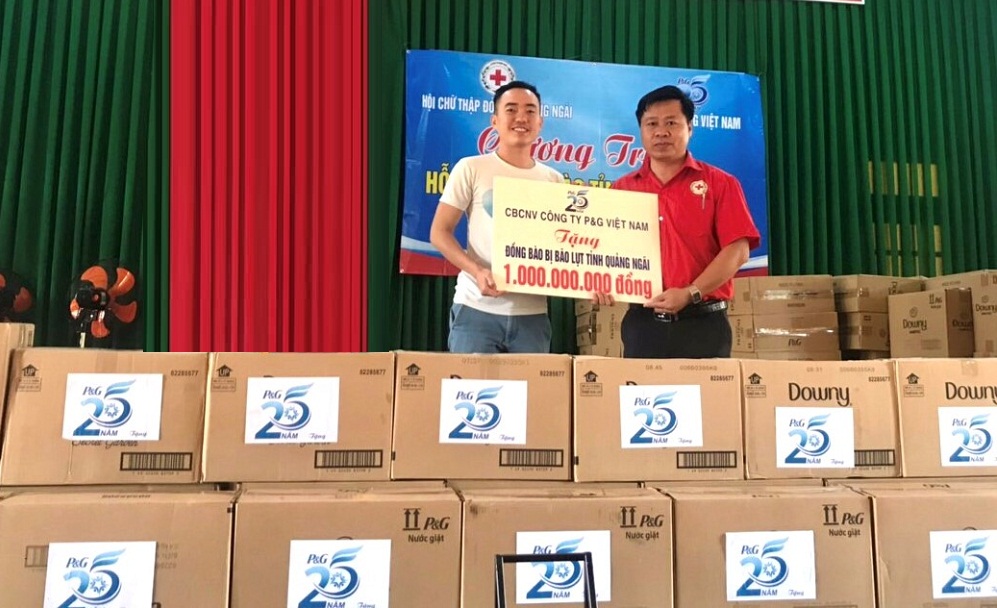 P&G Việt Nam trao tặng 1 tỷ đồng cho 500 hộ gia đình tại tỉnh Quảng Ngãi, thông qua Hội Chữ thập đỏ tỉnh Quảng Ngãi. Ảnh: P&G Việt Nam cung cấp