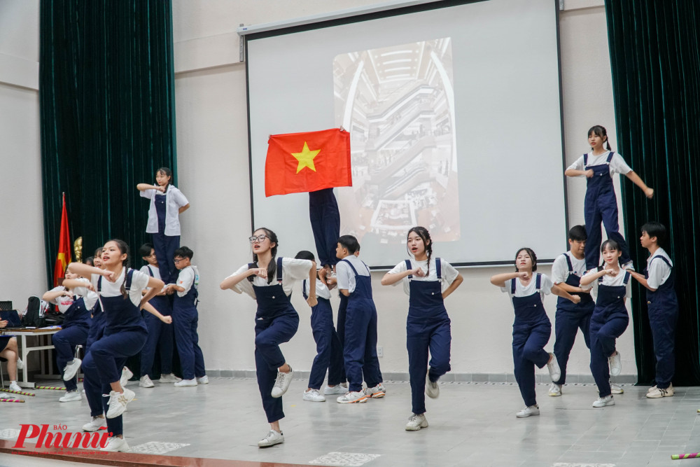 Nhóm học sinh nhảy Flashmob khuấy đảo khoogn khí buổi báo cáo dự án