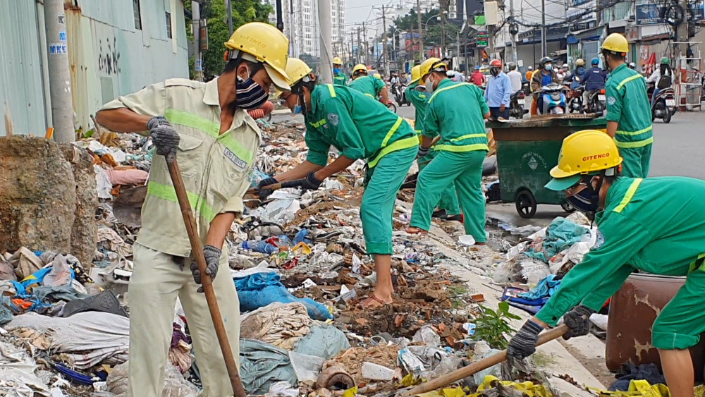Cứ hơn một tháng, công nhân Đội vệ sinh Tân Phú lại phải cùng “xóa điểm đen về rác, để rồi chỉ một tuần sau, đống rác vô chủ tiếp tục phát sinh tại tuyến đường Tô Hiệu. Ảnh: PV