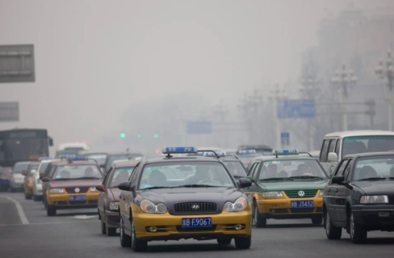 Bắc Kinh đã đặt ra các giới hạn nghiêm ngặt về số lượng biển số xe mà họ cấp như một cách để hạn chế ô nhiễm không khí và thông thoáng bầu trời. Ảnh: Getty Images