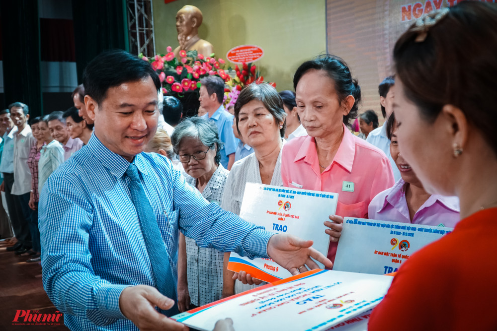 Ông Lê Tấn Tài – Chủ tịch Ủy ban MTTQ Việt Nam trao biểu trưng số tiết kiệm 10 triệu đồng cho từng hộ gia đình