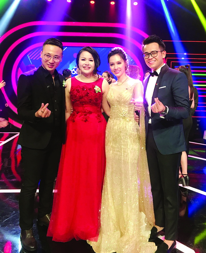 Hương Giang (thứ hai từ trái qua) là MC khiếm thị đầu tiên của VTV