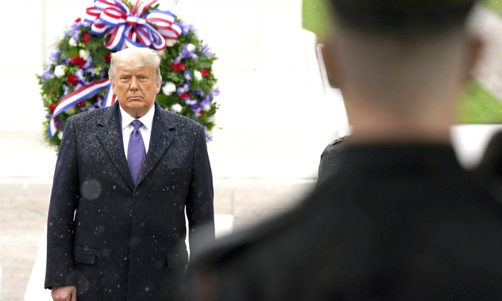 Tổng thống Donald Trump tham dự lễ kỷ niệm ngày Cựu chiến binh tại Nghĩa trang Quốc gia Arlington ở Virginia ngày 11/11 - Ảnh: AP