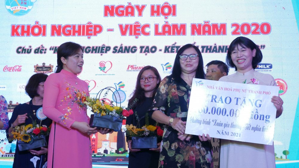 Hội LHPN TPHCM nhận bảng tượng trưng từ các đơn vị trao tặng học bổng học nghề, quà tặng cho phụ nữ nghèo và thực hiện chương trình Xuân yêuthương, Tết nghĩa tình năm 2021 