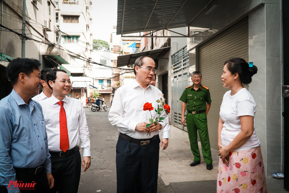 Ông Nguyễn Thiện Nhân đã hỏi thăm sức khỏe các thanh viên trong gia đình, không quên chúc cả nhà dồi dào sức khỏe