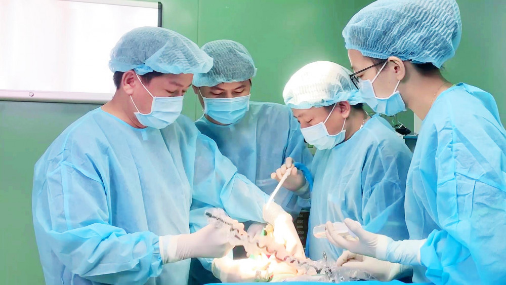 Bác sĩ Tú Dung và ê-kíp Bệnh viện JW Hàn Quốc phẫu thuật hàm móm cho Thục