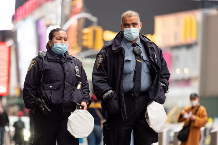 Nhân viên cảnh sát liên bang tuần tra tại Quảng trường Thời đại thành phố New York - Ảnh: Business Insider/Getty Images