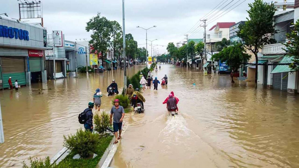 Sống trong cảnh thiếu thốn đủ thứ, phải tiết kiệm từng lon gạo, dè sẻn nước sạch do cô lập vì bão lụt, vợ mới thấm thía cảm giác túng thiếu có thể ập đến bất cứ lúc nào nếu không biết tiết kiệm tích lũy.