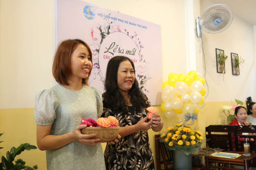 Chị Nguyễn Thị Thơm (bìa trái) - Chủ nhiệm câu lạc bộ, cũng là chủ quán cà phê Mộc Hoa Trà đã dành không gian cho chị em học, sinh hoạt suốt từ tháng Sáu đến nay. 