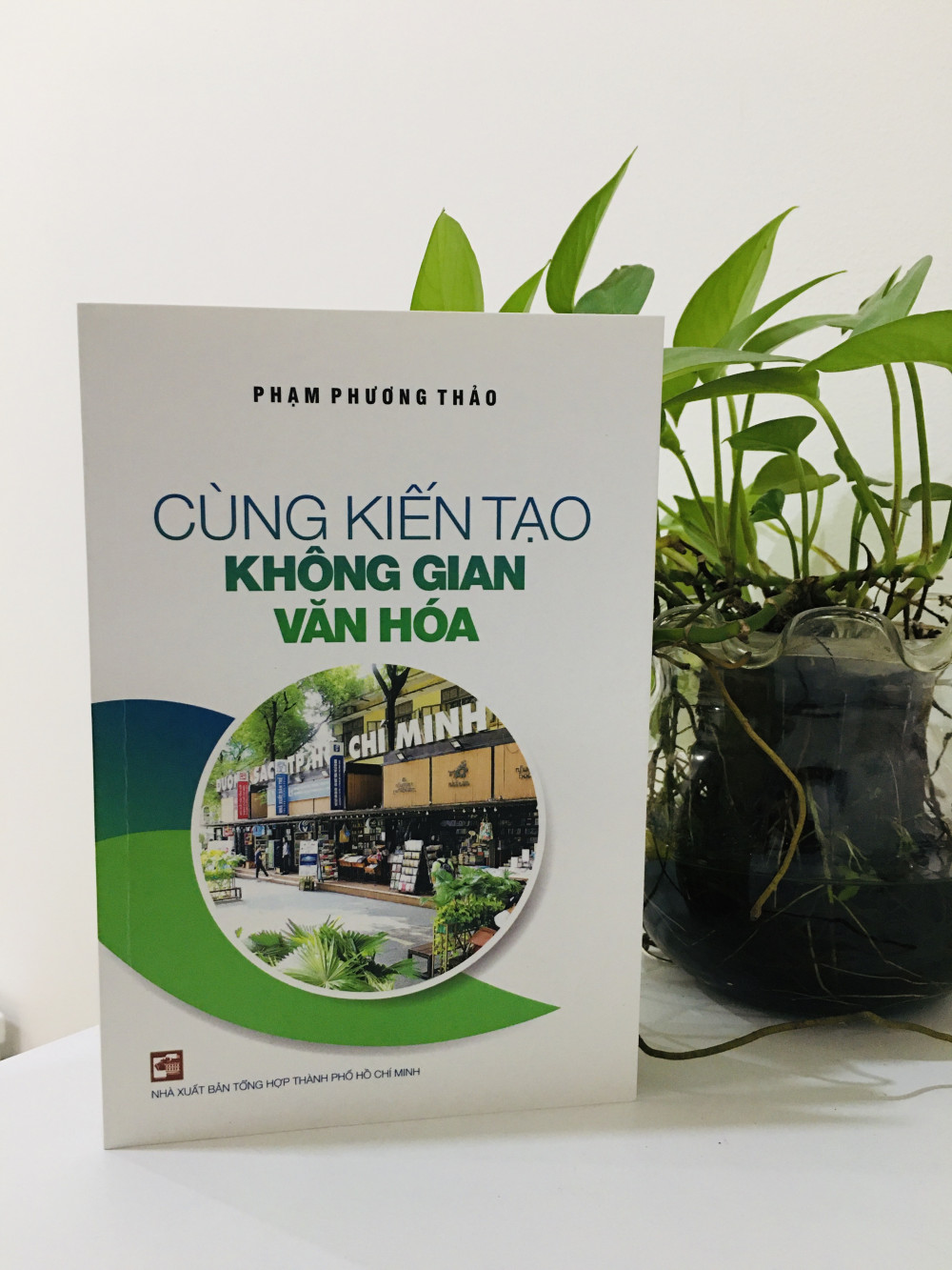 Cùng kiến tạo không gian văn hóa bao gồm 38 bài viết, là góc nhìn toàn diện của tác giả về những vấn đề liên quan đến văn hóa của TPHCM