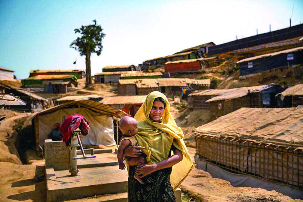 Chiến tranh, nghèo đói, đại dịch COVID-19 khiến bạo lực đối với phụ nữ gia tăng mạnh trong năm 2020. Trong ảnh là một phụ nữ tản cư người Rohingya và đứa con nhỏ tại Bangladesh
