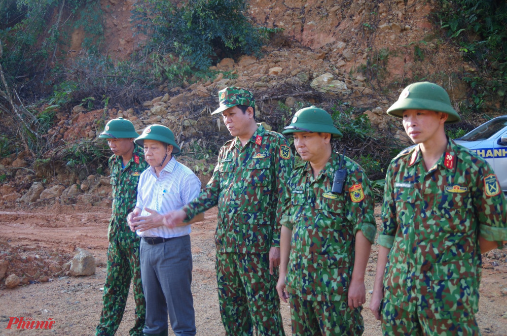 ông Phan Ngọc Thọ ( áo trắng) tại hiện trường khu tìm kiếm sông Rào Trăng