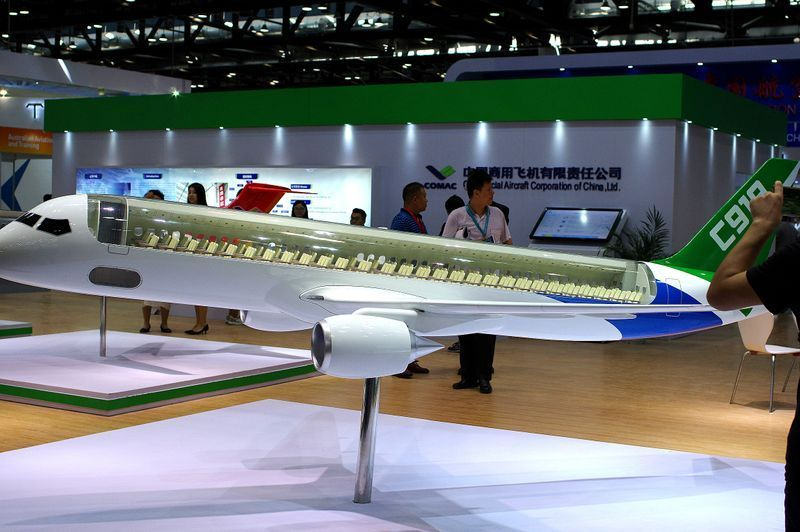 Mô hình máy bay chở khách C919 của Công ty Máy bay Thương mại Trung Quốc (COMAC) được trưng bày tại Triển lãm Hàng không Trung Quốc 2017 ở Bắc Kinh - Ảnh: Reuters