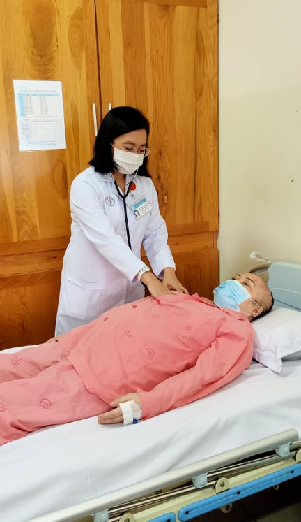BS Vương Thị Nguyên Thảo đang khám cho bệnh nhân đang nằm tại Khoa Điều trị giảm nhẹ, BV Chợ Rẫy