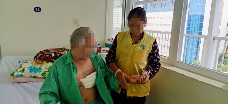 Một người vợ chăm sóc chồng bị ung thư vú tại Bệnh viện Chợ Rẫy