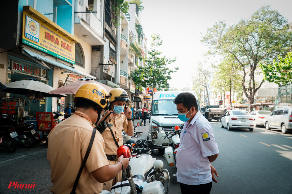 Các xe coogn ty vân tải trên đường Nguyễn Thái Bình liên tục đón trả khách, khi thấy lực lượng chức nằng, các công ty này liên tục có các hình thức đối phó nhằm tránh việc bị xử phạt