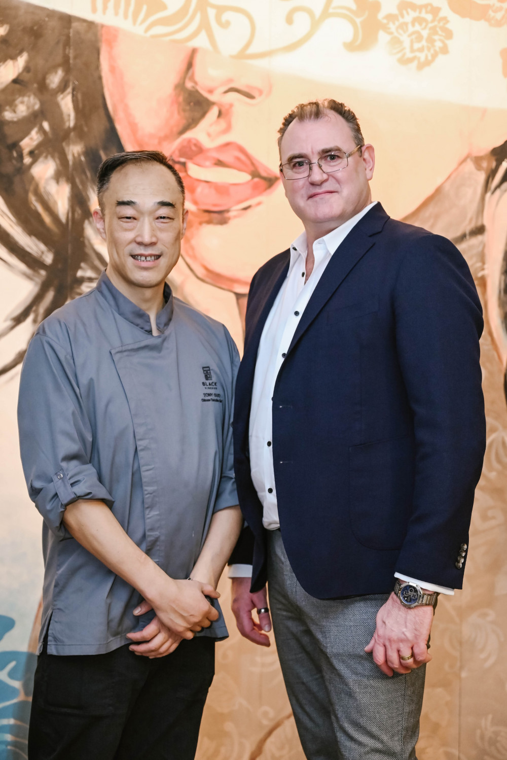 Ông Eddy Sarton (Quản lý khách sạn New World Sài Gòn) - ông Tony Guo (Bếp trưởng bếp Hoa) tại nhà hàng Black Vinegar