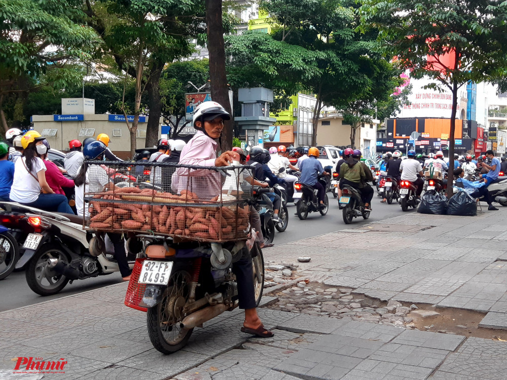 Không ai cấm đi trên vỉa hè nên họ thích thì họ đi thôi, cô Hường bán hàng rong chia sẻ