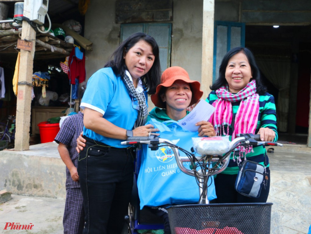Tặng quà cho phụ nữ làng Trí Bưu ở phường 2 thị xã Quảng Trị 