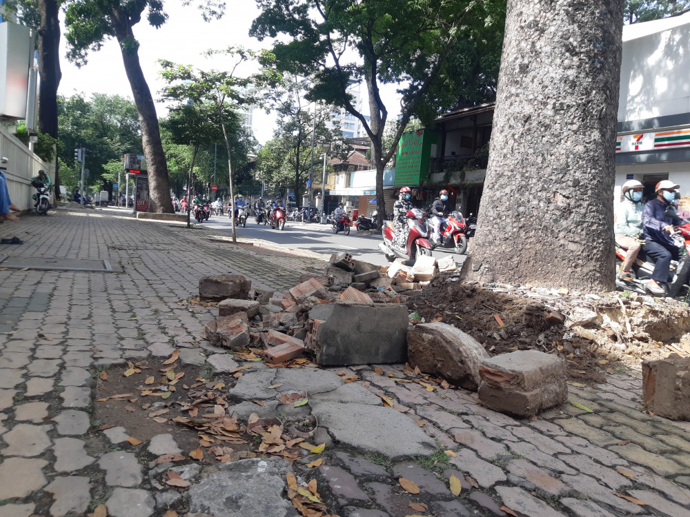 Đường Nguyễn Thị Minh Khai (Quận 1) gạch nằm ngổn ngang, khung bao bọc cây vỡ nhưng chưa có ai xây lại
