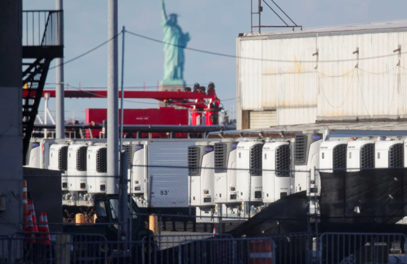 Các thi thể vẫn được bảo quản trong xe tải đông lạnh ở bờ sông Brooklyn.  Ảnh: Reuters