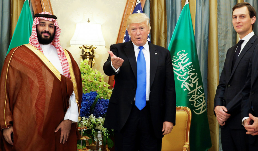 Tổng thống Donald Trump đứng bên con rể Jared Kushner (phải) và Thái tử Mohammed bin Salman tại khách sạn Ritz Carlton ở Riyadh, Ả Rập Saudi, vào năm 2017 - Ảnh: Reuters