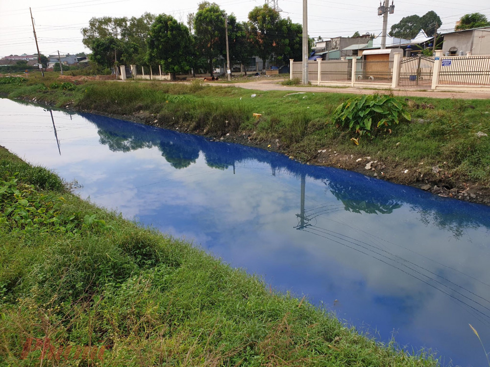 Kênh D dài khoảng 2km và đổ thẳng nước ra sông Sài Gòn