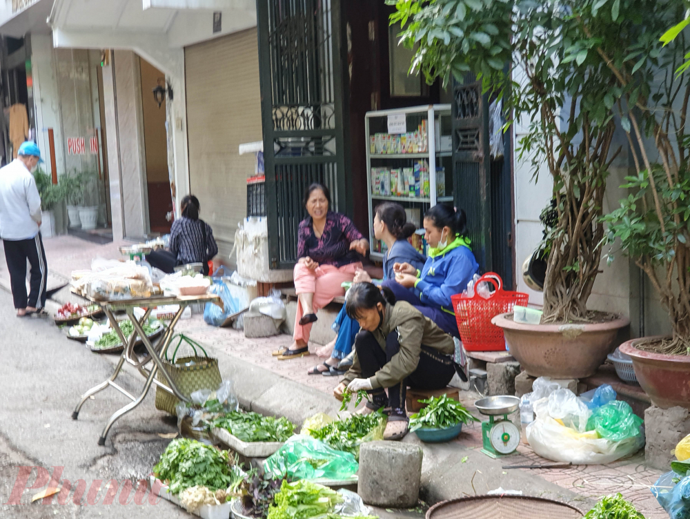 Nhiều người đã lấy lý do nhà gần, nói chuyện hay ăn uống để biện hộ cho việc không đeo khẩu trang.