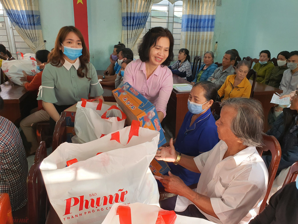 Bà Hoàng Thị Thu Hương - Chủ tịch Hội liên hiệp phụ nữ TP.Đà Nẵng - trao quà cho các gia đình gặp khó khăn ở quận Cẩm Lệ