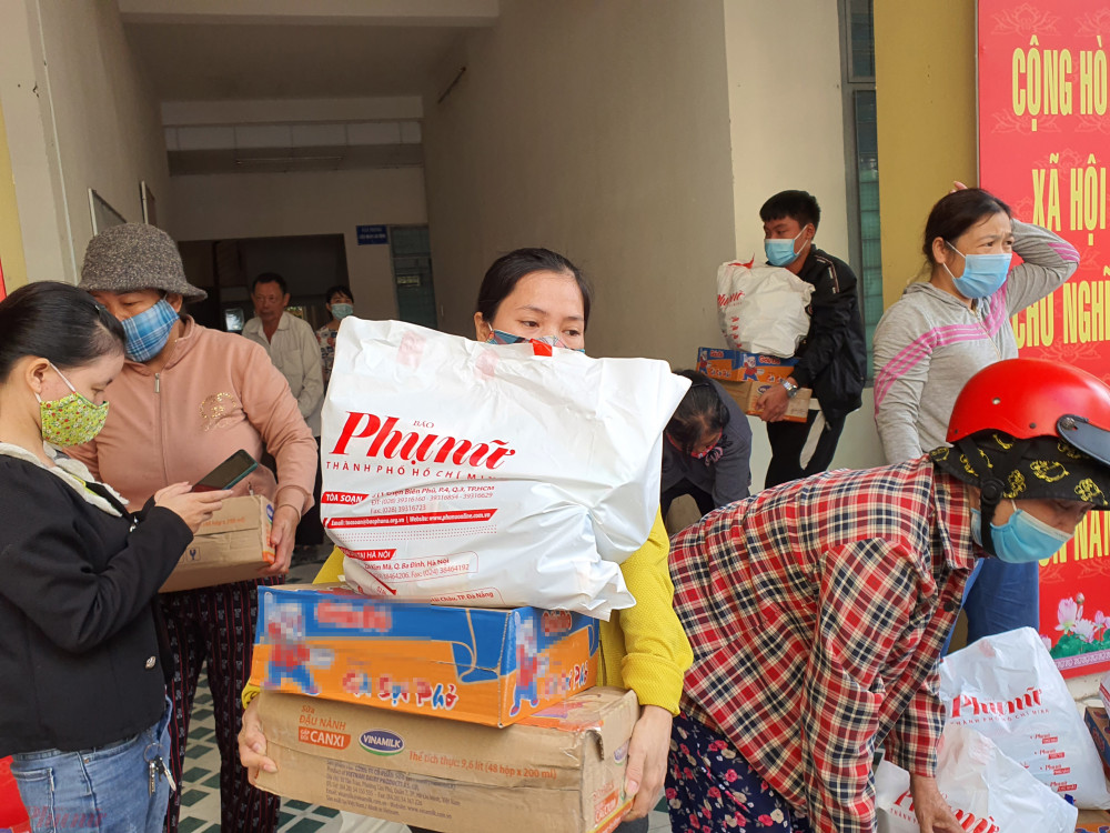 300 phần quà được trao hỗ trợ cho 300 gia đình gặp khó khăn do bão lũ tại huyện Hòa Vang và quận Cẩm Lệ