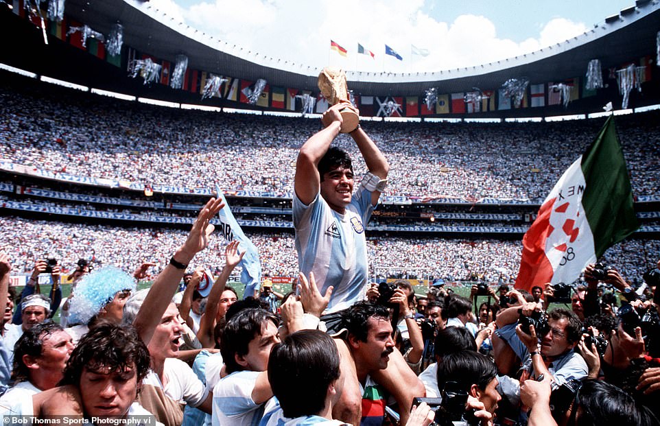 Diego Maradona, huyền thoại bóng đá người Argentina và là một trong những người vĩ đại nhất của làng bóng đá thế giới, nâng cao chiếc cúp vô địch World Cup năm 1986.