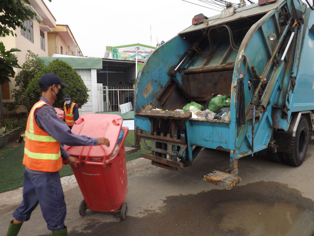 Công nhân vệ sinh đang thu gom chất thải rắn  tại TP.HCM 