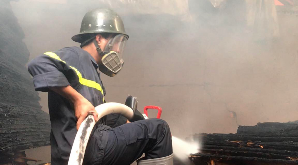 Chiến sỹ đeo mặt nạ chống độc chữa cháy