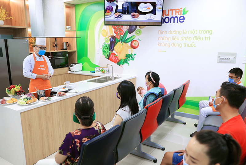 Bếp dinh dưỡng hướng dẫn cách chế biến món ăn khoa học cho người dân tại Nutrihome. Ảnh: Nutrihome cung cấp