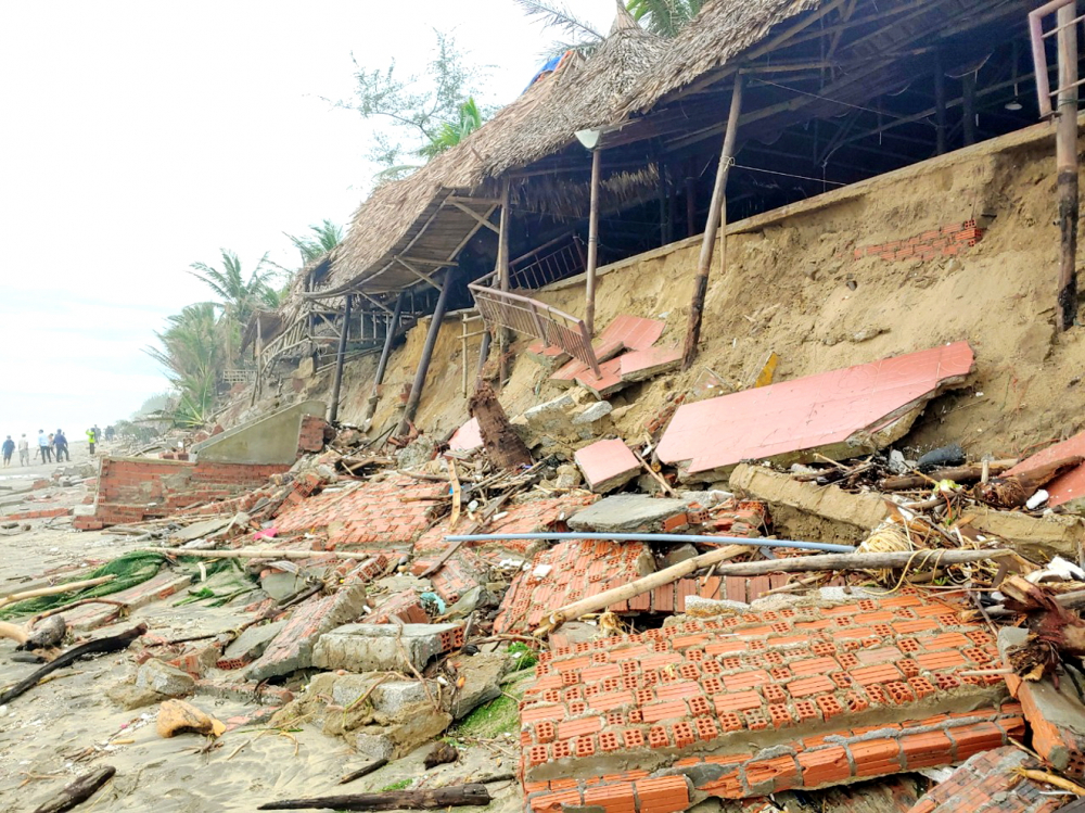 Bờ biển Hội An bị sóng đánh tan hoang trong mùa mưa bão năm 2020 - Ảnh: Lê Đình Dũng