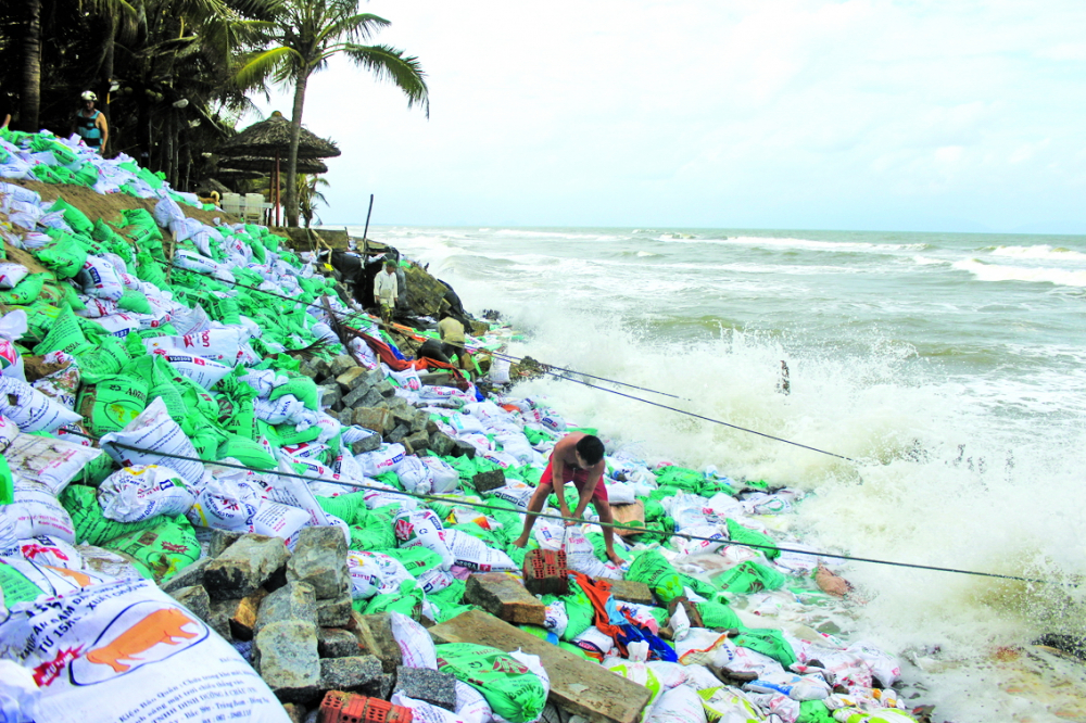 Sóng biển đánh tan tành bờ biển Hội An vào mùa mưa bão năm 2015 - ẢNH: LÊ ĐÌNH DŨNG