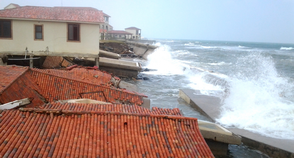 Một resort ở biển Cửa Đại  bị sóng biển cuốn sập vào năm 2014  Ảnh: Lê Đình Dũng