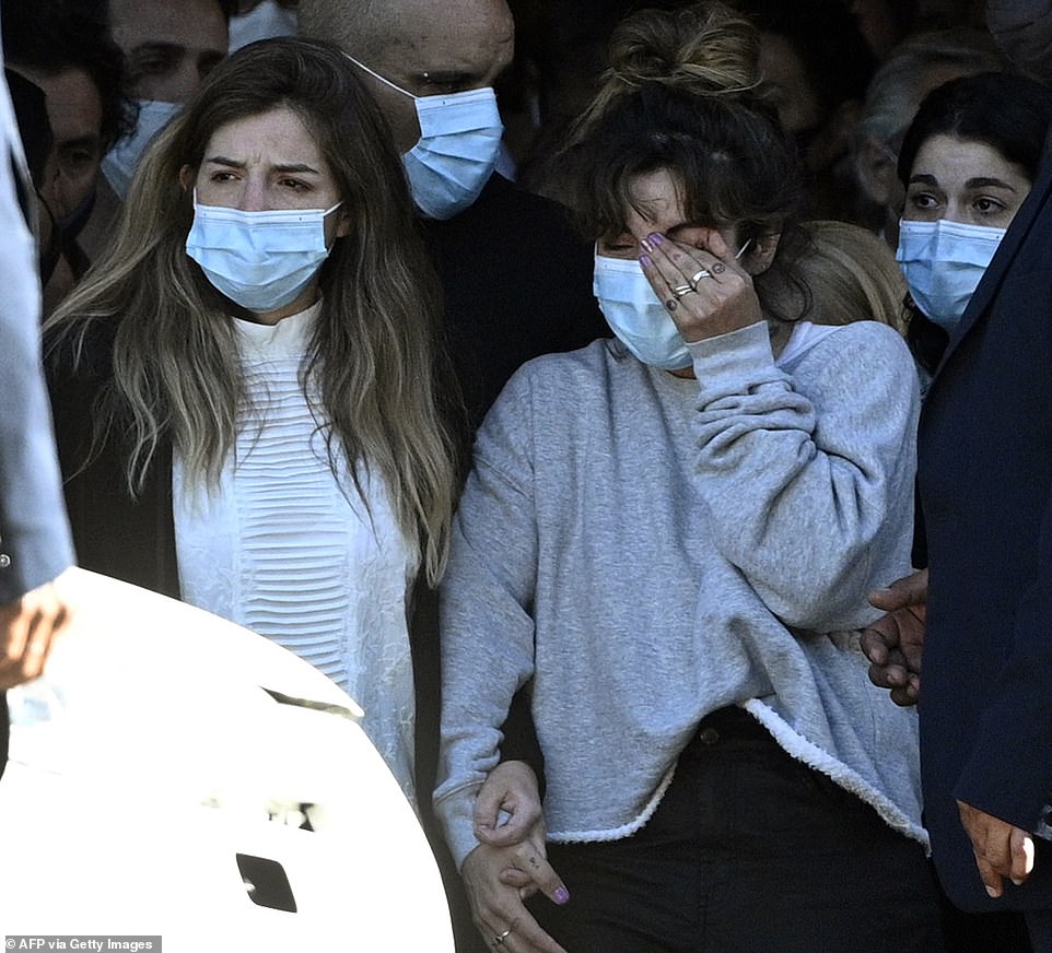 Các con gái của huyền thoại bóng đá quá cố người Argentina Diego Maradona, Dalma, 33 tuổi (trái) và Giannina, 31 tuổi, r