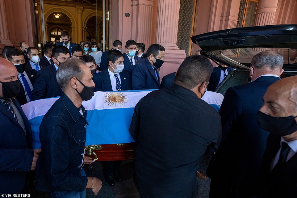 Thi thể Maradona nằm trong quan tài bằng gỗ với quốc kỳ màu xanh trắng và chiếc áo thi đấu số 10 nổi tiếng của ông khi phục vụ trong màu áo đội tuyển Argentina.